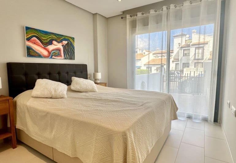 Apartamento de 2 habitaciones en Villamartin en venta con piscina - 255.000 € (Ref: 9745153)