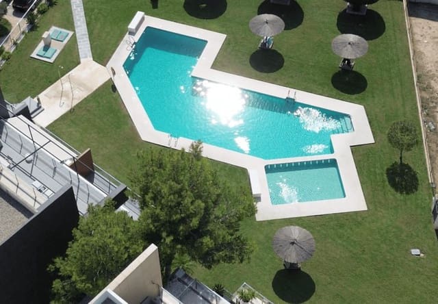 Apartamento de 2 habitaciones en Villamartin, Orihuela en venta con piscina - 255.000 € (Ref: 9745153)