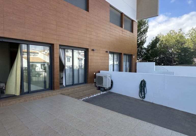 Apartamento de 2 habitaciones en Villamartin en venta con piscina - 255.000 € (Ref: 9745153)