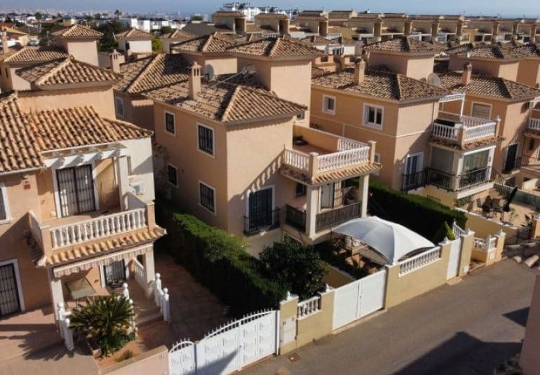 3 bedroom Villa for sale in Orihuela Costa with pool - € 324,995 (Ref: 9745160)