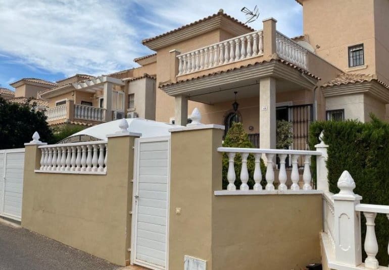 3 bedroom Villa for sale in Orihuela Costa with pool - € 324,995 (Ref: 9745160)
