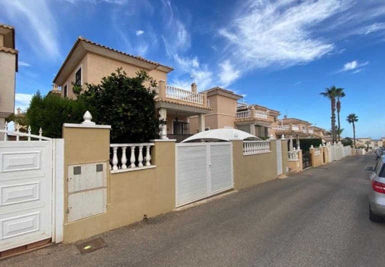 3 bedroom Villa for sale in Orihuela Costa with pool - € 324,995 (Ref: 9745160)