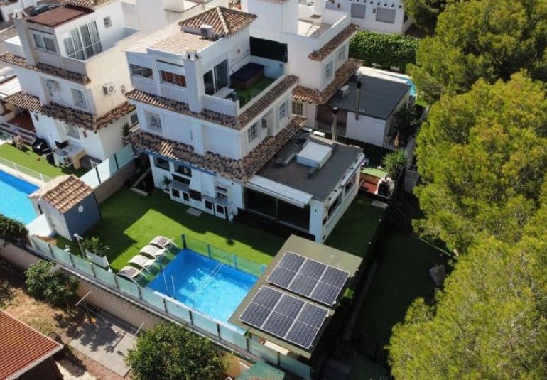 Chalet de 3 habitaciones en Orihuela Costa en venta con piscina - 396.000 € (Ref: 9745161)