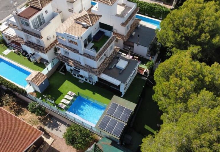 Chalet de 3 habitaciones en Orihuela Costa en venta con piscina - 396.000 € (Ref: 9745161)