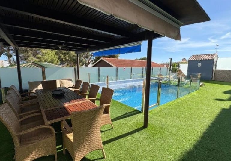 Chalet de 3 habitaciones en Orihuela Costa en venta con piscina - 396.000 € (Ref: 9745161)