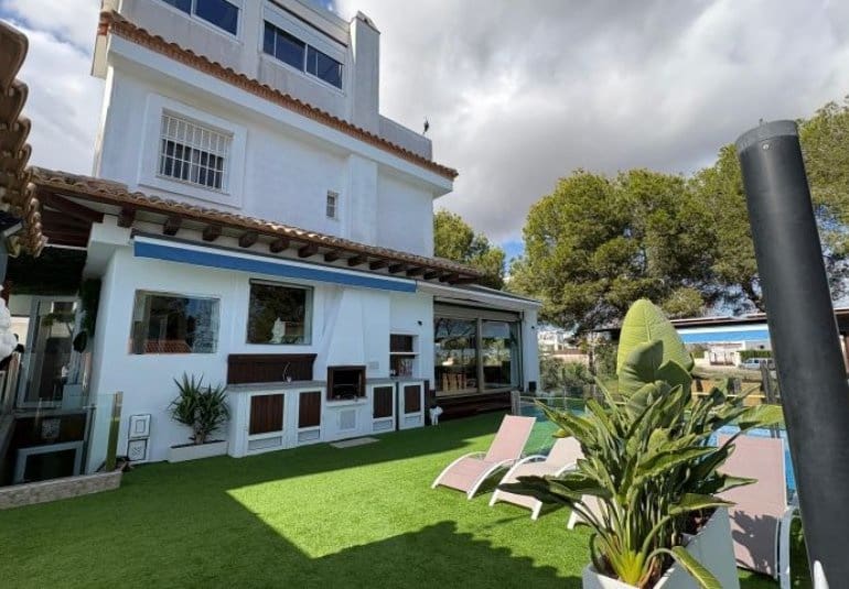 Chalet de 3 habitaciones en Orihuela Costa en venta con piscina - 396.000 € (Ref: 9745161)