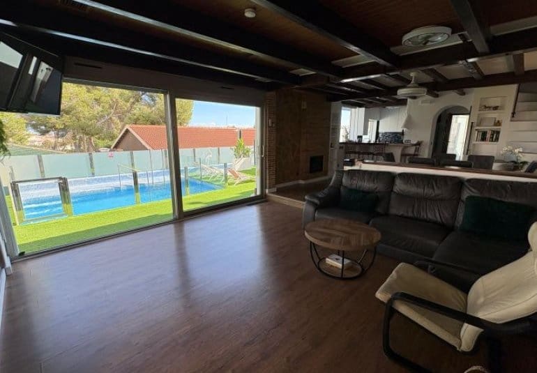 Chalet de 3 habitaciones en Orihuela Costa en venta con piscina - 396.000 € (Ref: 9745161)