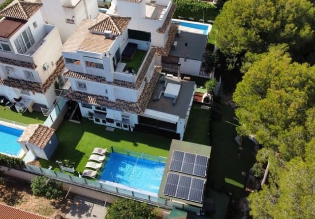 Chalet de 3 habitaciones en Playa Flamenca, Orihuela en venta con piscina - 396.000 € (Ref: 9745161)