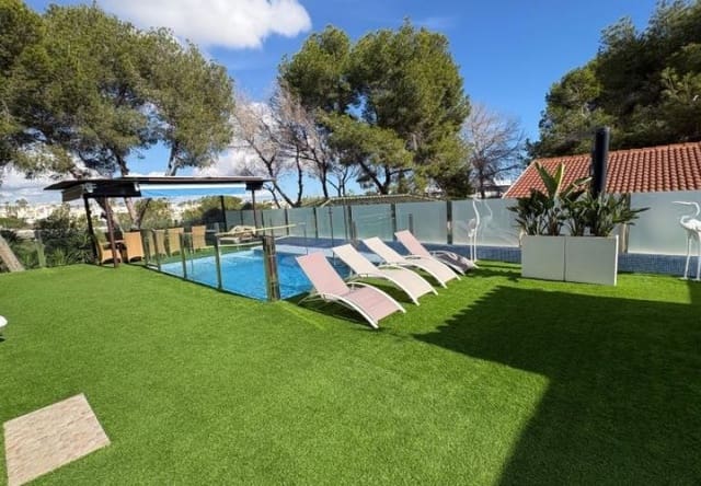 Chalet de 3 habitaciones en Playa Flamenca, Orihuela en venta con piscina - 396.000 € (Ref: 9745161)