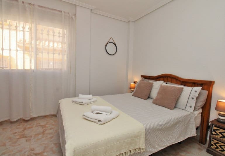 Chalet de 4 habitaciones en Playa Flamenca en venta con piscina - 379.000 € (Ref: 9745162)