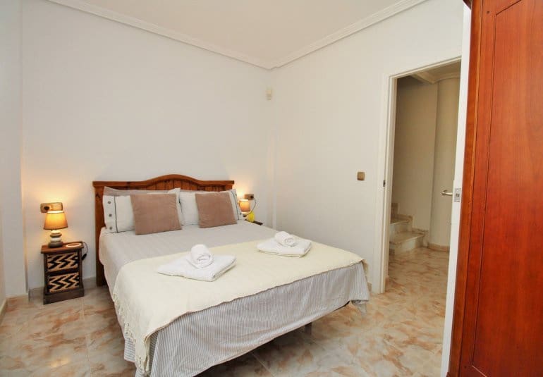 Chalet de 4 habitaciones en Playa Flamenca en venta con piscina - 379.000 € (Ref: 9745162)