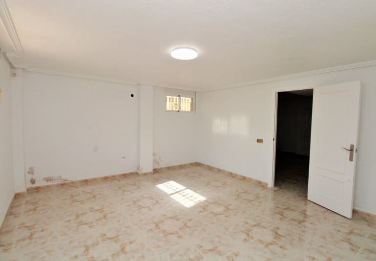 Chalet de 4 habitaciones en Playa Flamenca en venta con piscina - 379.000 € (Ref: 9745162)