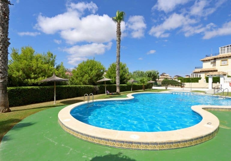 Chalet de 4 habitaciones en Playa Flamenca en venta con piscina - 379.000 € (Ref: 9745162)