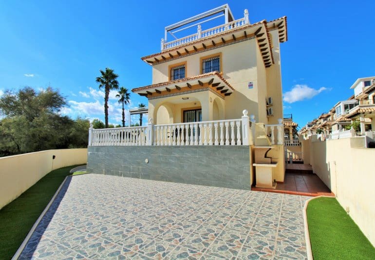 Chalet de 4 habitaciones en Playa Flamenca en venta con piscina - 379.000 € (Ref: 9745162)