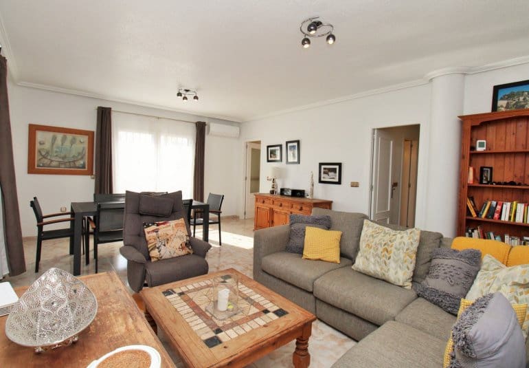 Chalet de 4 habitaciones en Playa Flamenca en venta con piscina - 379.000 € (Ref: 9745162)