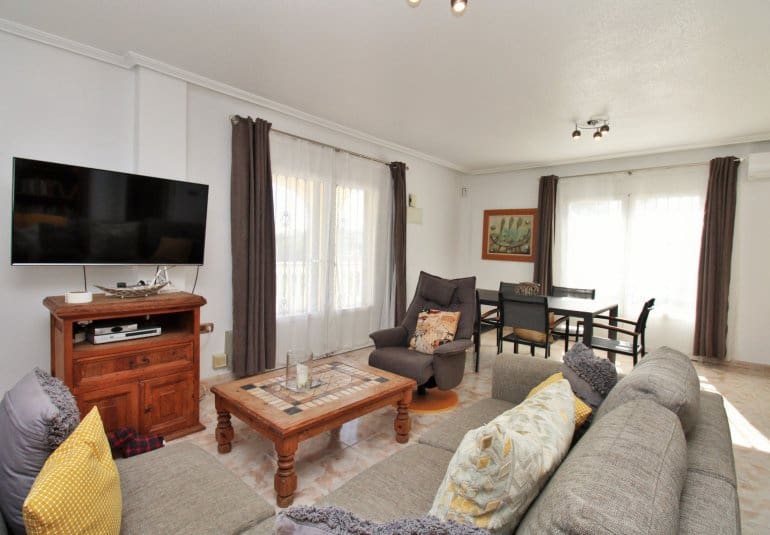 Chalet de 4 habitaciones en Playa Flamenca en venta con piscina - 379.000 € (Ref: 9745162)