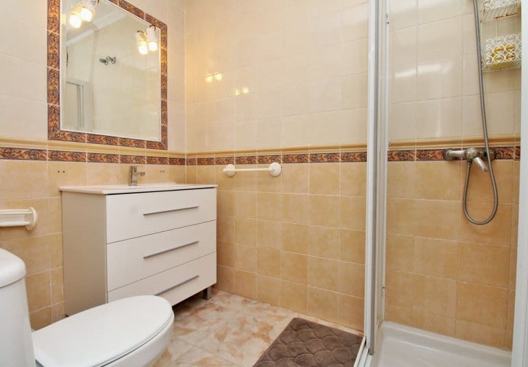 Chalet de 4 habitaciones en Playa Flamenca en venta con piscina - 379.000 € (Ref: 9745162)