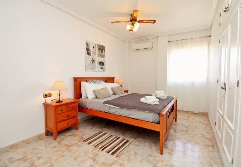 Chalet de 4 habitaciones en Playa Flamenca en venta con piscina - 379.000 € (Ref: 9745162)