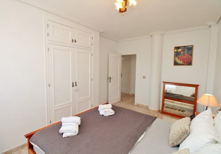 Chalet de 4 habitaciones en Playa Flamenca en venta con piscina - 379.000 € (Ref: 9745162)