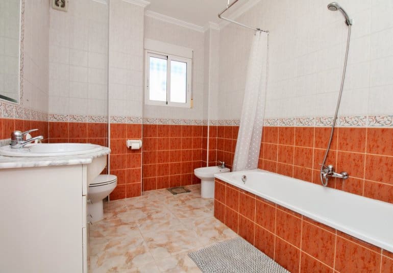 Chalet de 4 habitaciones en Playa Flamenca en venta con piscina - 379.000 € (Ref: 9745162)