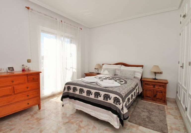 Chalet de 4 habitaciones en Playa Flamenca en venta con piscina - 379.000 € (Ref: 9745162)