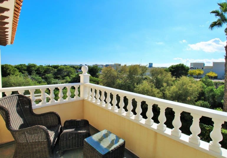 Chalet de 4 habitaciones en Playa Flamenca en venta con piscina - 379.000 € (Ref: 9745162)