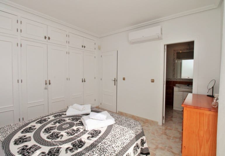 Chalet de 4 habitaciones en Playa Flamenca en venta con piscina - 379.000 € (Ref: 9745162)