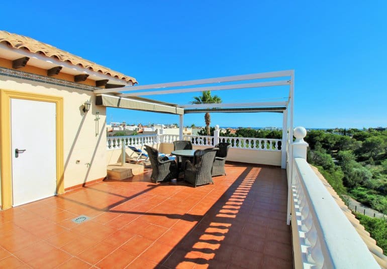 Chalet de 4 habitaciones en Playa Flamenca en venta con piscina - 379.000 € (Ref: 9745162)