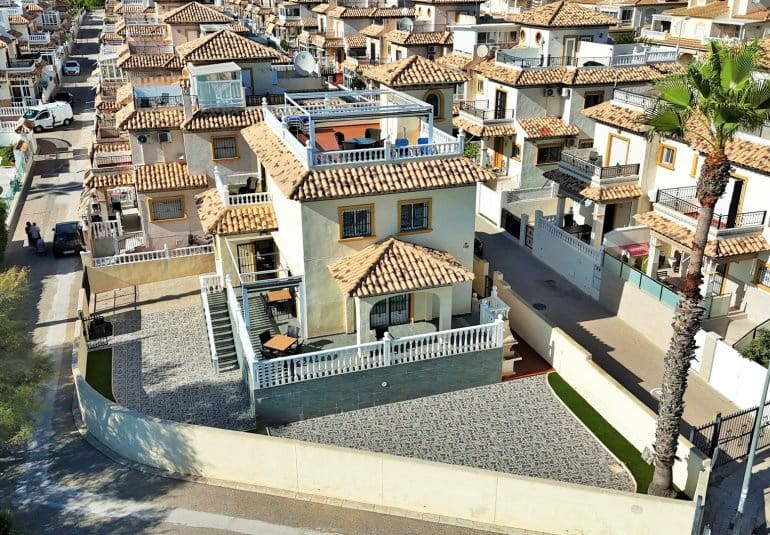 Chalet de 4 habitaciones en Playa Flamenca en venta con piscina - 379.000 € (Ref: 9745162)