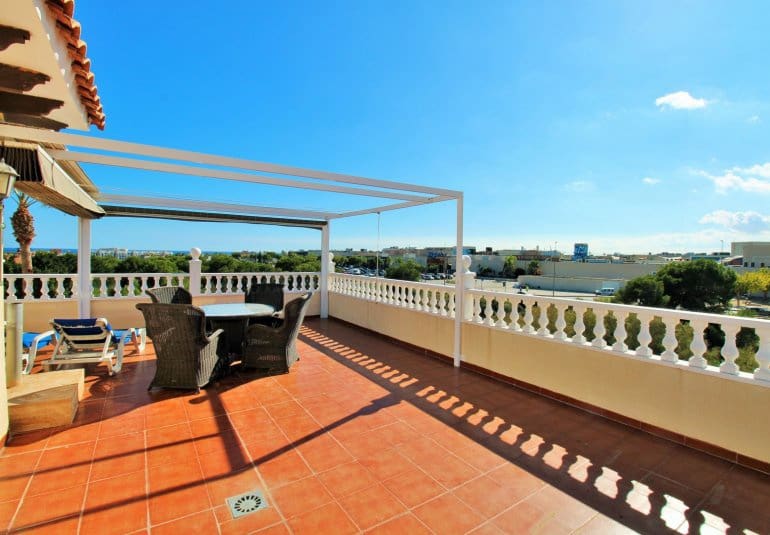 Chalet de 4 habitaciones en Playa Flamenca en venta con piscina - 379.000 € (Ref: 9745162)