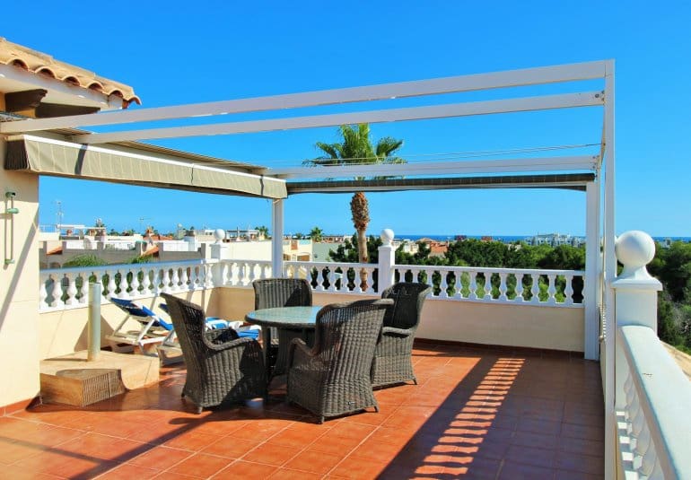 Chalet de 4 habitaciones en Playa Flamenca en venta con piscina - 379.000 € (Ref: 9745162)