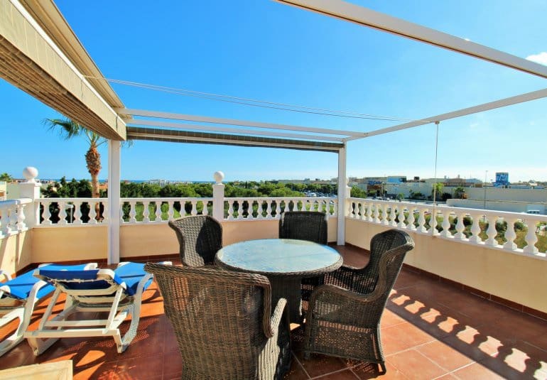 Chalet de 4 habitaciones en Playa Flamenca en venta con piscina - 379.000 € (Ref: 9745162)