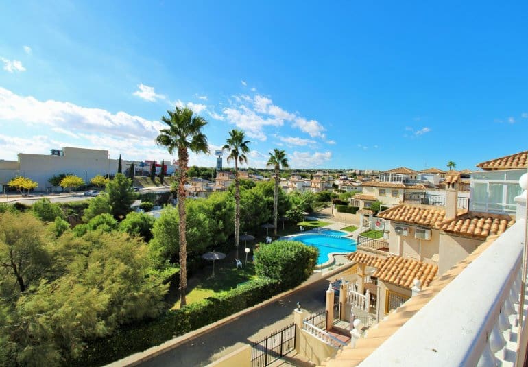 Chalet de 4 habitaciones en Playa Flamenca en venta con piscina - 379.000 € (Ref: 9745162)