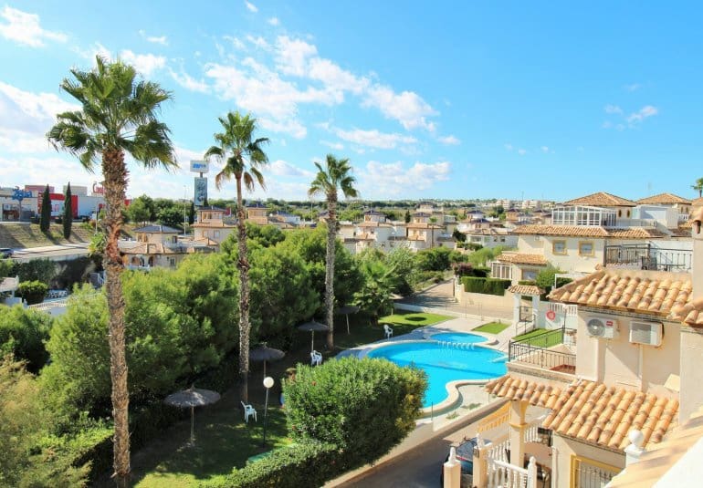 Chalet de 4 habitaciones en Playa Flamenca en venta con piscina - 379.000 € (Ref: 9745162)