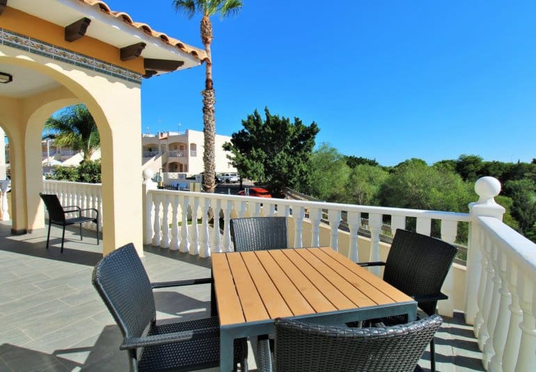 Chalet de 4 habitaciones en Playa Flamenca en venta con piscina - 379.000 € (Ref: 9745162)