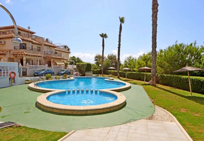 Chalet de 4 habitaciones en Playa Flamenca en venta con piscina - 379.000 € (Ref: 9745162)