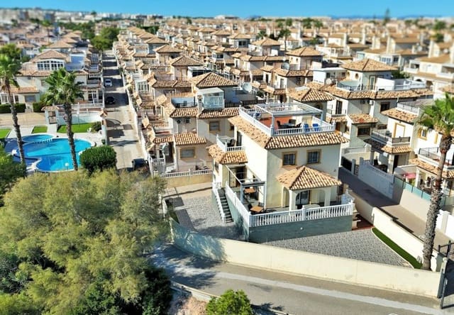 Chalet de 4 habitaciones en Playa Flamenca, Orihuela en venta con piscina - 379.000 € (Ref: 9745162)