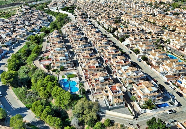 Chalet de 4 habitaciones en Playa Flamenca en venta con piscina - 379.000 € (Ref: 9745162)