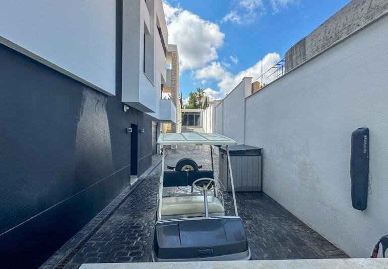 4 soveværelse Villa til salg i Villamartin med swimmingpool - € 2.950.000 (Ref: 9772469)