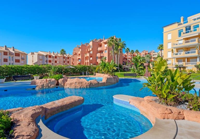2 soveværelse Lejlighed til salg i Cabo Roig med swimmingpool - € 359.990 (Ref: 9796585)
