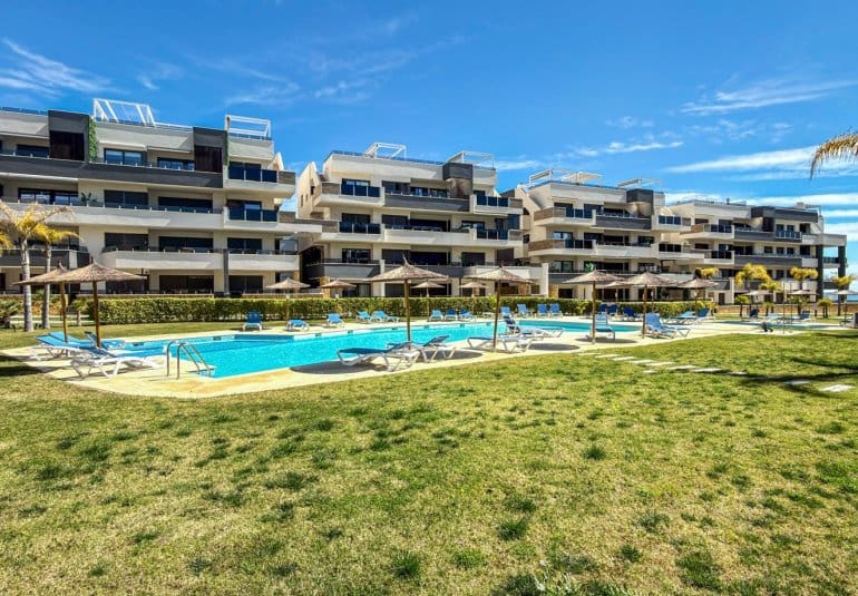 3 quarto Apartamento para venda em Playa Flamenca com piscina - 450 000 € (Ref: 9796586)