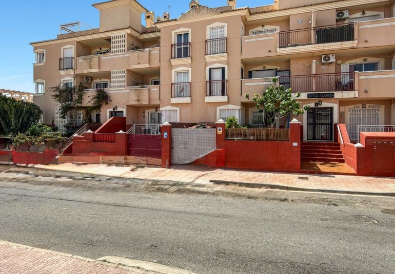 2 bedroom Townhouse for sale in La Florida with pool - € 179,900 (Ref: 9796587)