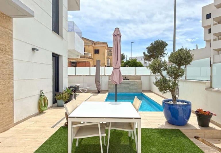 3 bedroom Villa for sale in Villamartin with pool - € 495,000 (Ref: 9796588)