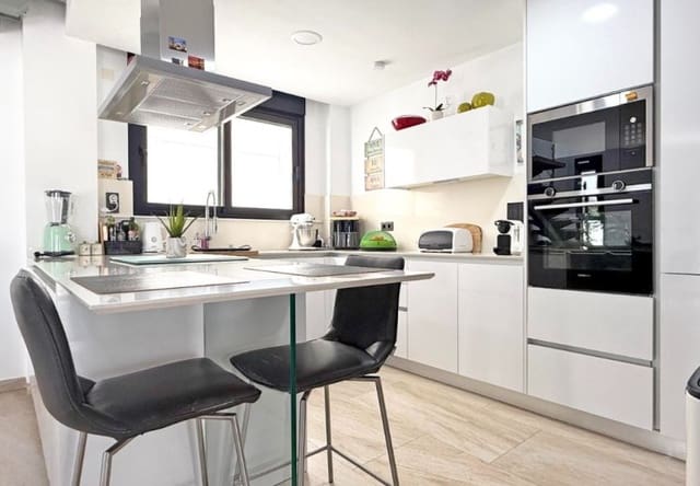 3 soverom Villa til salgs i Villamartin, Orihuela med svømmebasseng - € 495 000 (Ref: 9796588)