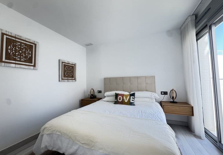 4 slaapkamer Villa te koop in Orihuela Costa met zwembad - € 635.000 (Ref: 9796593)