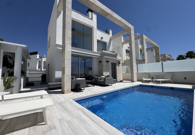 Chalet de 4 habitaciones en Lomas de Cabo Roig - Los Dolses, Orihuela en venta con piscina - 635.000 € (Ref: 9796593)