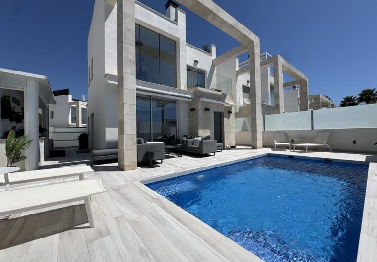 4 slaapkamer Villa te koop in Orihuela Costa met zwembad - € 635.000 (Ref: 9796593)