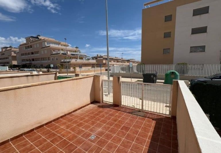 3 makuuhuone Huoneisto myytävänä paikassa Orihuela Costa mukana uima-altaan - 192 995 € (Ref: 9796595)