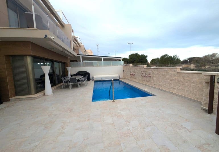 Villa til salg i Villamartin - € 625.000 (Ref: 9796599)