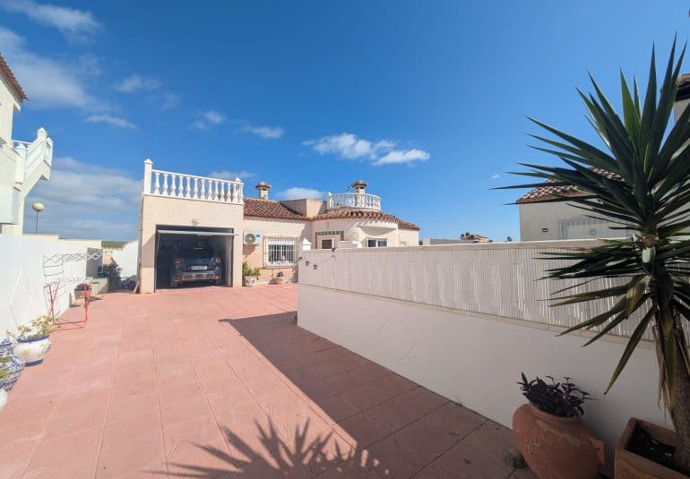 3 bedroom Villa for sale in San Miguel de Salinas - € 260,000 (Ref: 9796600)